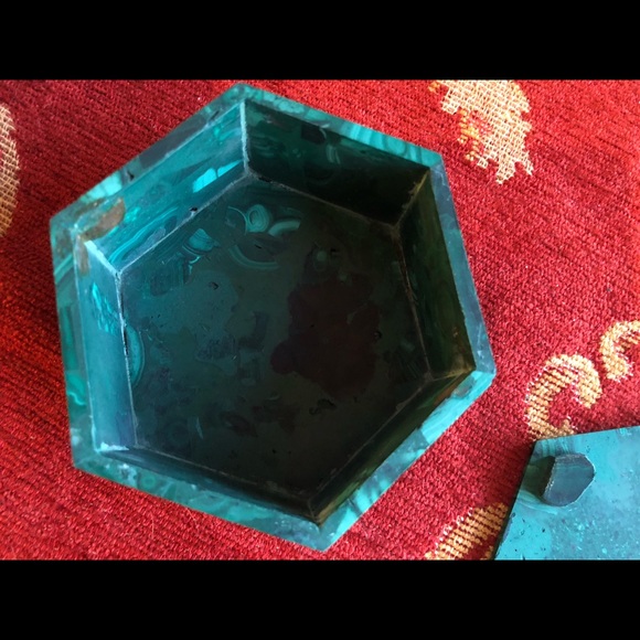 Vintage green butterfly malachite trinket box in pristine condition. - Picture 7 of 10